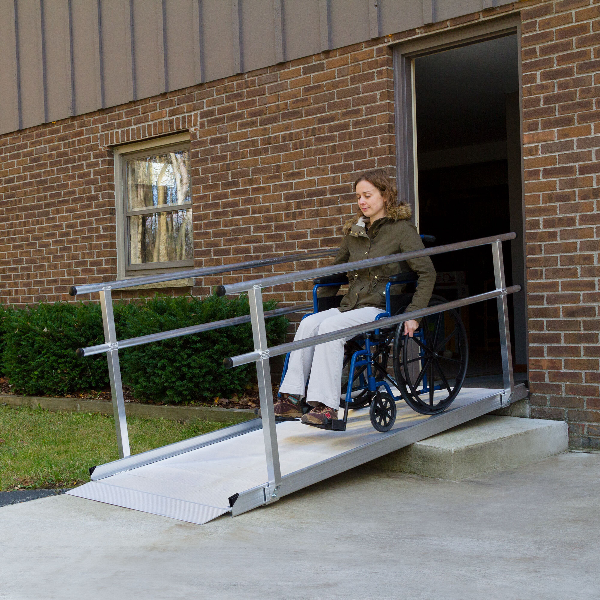Silver Spring Solid Surface Ramp with Handrails - 4ft. Length, 30in. Width, 850-Lb. Capacity, Aluminum, Slip-Resistant, Model# SSGHR-04